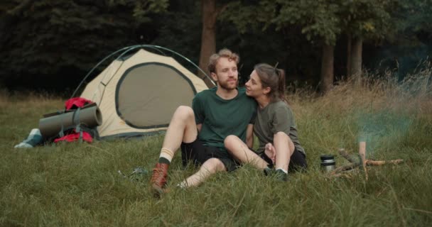 Camping Acampamento Tenda Natureza Amigos Caucasianos Felizes Verão Floresta Natureza — Vídeo de Stock