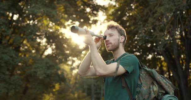 Muž Turista Používá Monokulární Pro Pozorování Místě Zeleném Lese — Stock video