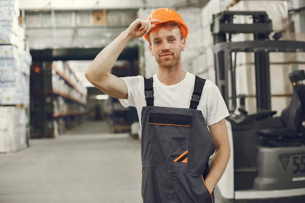 Trabajador Industrial Interior Fábrica Joven Técnico Con Sombrero Duro Naranja —  Fotos de Stock