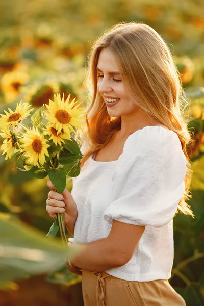 Portrait Young Beautiful Blonde Woman Sunflowers Field Back Light Summer — Fotografie, imagine de stoc