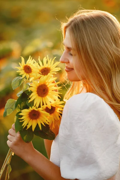 Portrait Young Beautiful Blonde Woman Sunflowers Field Back Light Summer — Fotografie, imagine de stoc