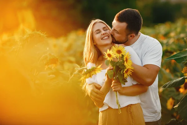 Young Loving Couple Kissing Sunflower Field Portrait Couple Posing Summer — Stock fotografie