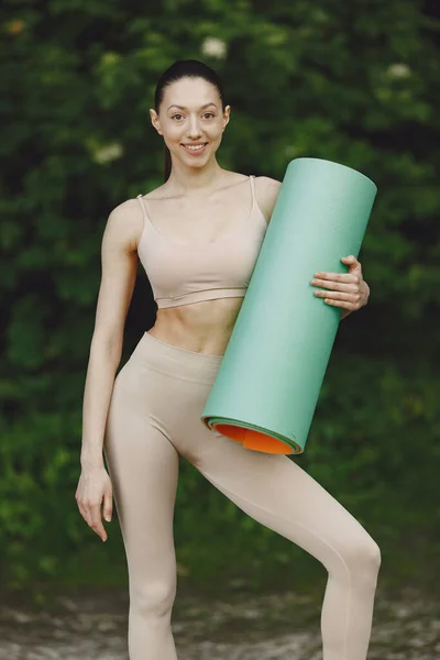 Jolie Dame Qui Entraîne Dans Parc Été Brunette Faisant Yoga — Photo