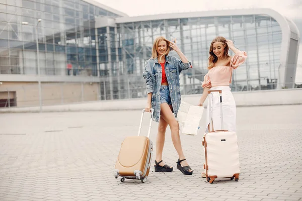 Havaalanındaki Kızlar Bavullu Arkadaşlar — Stok fotoğraf