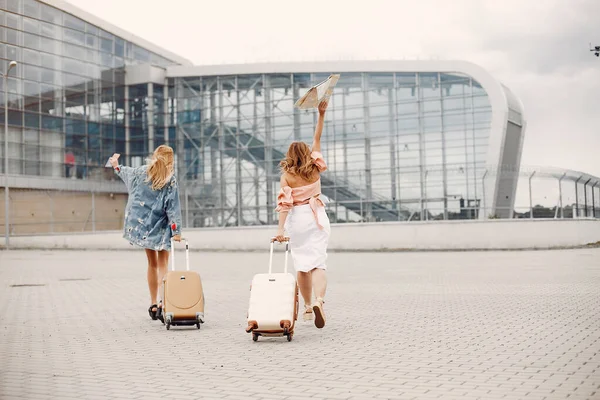 Havaalanındaki Kızlar Bavullu Arkadaşlar — Stok fotoğraf