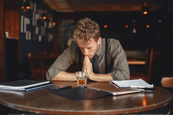 Man Drinks Whiskey Businessman Reads Documents Director Shirt Suspenders — Stockfoto