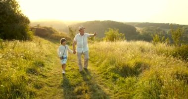 Torunuyla kır yürüyüşüne çıkan son sınıf öğrencisi. Nesiller, ilişki kavramı.