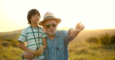Sahada oynayan tatlı bir torunu olan mutlu bir büyükbaba. Mutlu çocuk dedem dışarıda oynuyor..