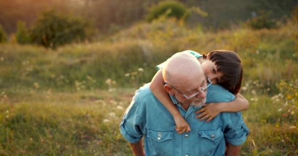 Kakek Orang Tua Yang Bahagia Dengan Cucu Laki Laki Kecil — Stok Video