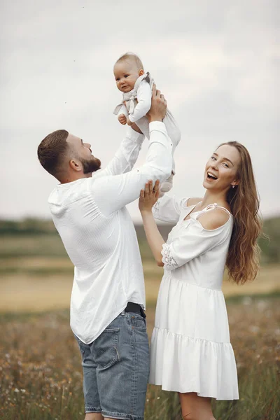 Parents Daughter Family Field Newborn Girl Woman White Dress —  Fotos de Stock