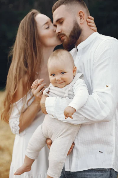 Parents Daughter Family Field Newborn Girl Woman White Dress — Stockfoto