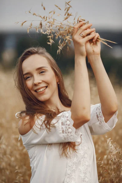 Kobieta Letnim Polu Brunetka Białej Sukience Dziewczyna Tle Zachodu Słońca — Zdjęcie stockowe