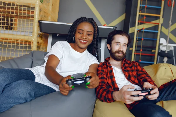 Schwarzes Mädchen Weißem Shirt Paar Spielt Ein Videospiel Menschen Benutzen — Stockfoto