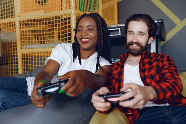 Beyaz Tişörtlü Siyah Kız Video Oyunu Oynayan Bir Çift Nsanlar — Stok fotoğraf