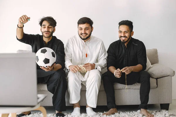 Tres Amigos Varones Indios Sentados Entrenador Mientras Miran Partido Fútbol —  Fotos de Stock