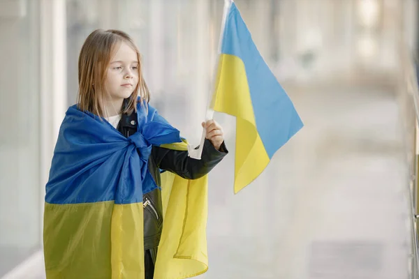 Petite Fille Avec Drapeau Ukrainien Posant Pour Une Photo Jeune — Photo