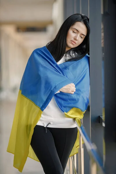 Žena Ukrajinskou Vlajkou Pózující Pro Fotku Mladá Hezká Dívka Stojí — Stock fotografie