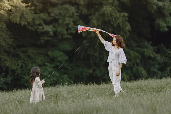 Lachende Frau Und Kleines Süßes Baby Einem Park Familienspiel Mit Stockfoto