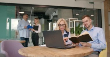 Bir şirket projesi üzerinde çalışırken ofiste dizüstü bilgisayar, işbirliği ve iş adamları. Teknoloji, takım çalışması ve ekip iş yerindeki teknolojiyle birlikte şirket araştırması yapıyor..