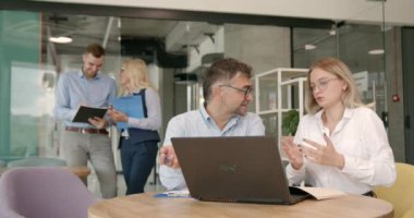 Bir şirket projesi üzerinde çalışırken ofiste dizüstü bilgisayar, işbirliği ve iş adamları. Teknoloji, takım çalışması ve ekip iş yerindeki teknolojiyle birlikte şirket araştırması yapıyor..