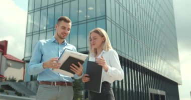 İletişim olmadan, işbirliği imkansızdır. Ofis dışında bir şey tartışan iki iş adamının vurulması..