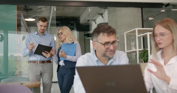 Laptop Colaboração Pessoas Negócios Escritório Enquanto Trabalhava Projeto Empresa Tecnologia — Vídeo de Stock