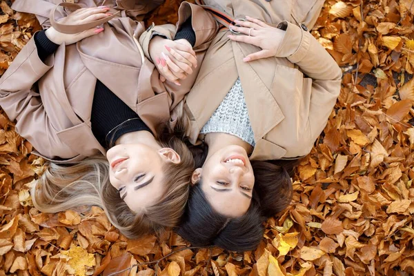 Dwie Dziewczyny Leżące Żółtych Liściach Jesiennym Parku Portret Przyjaciółki Dwie — Zdjęcie stockowe