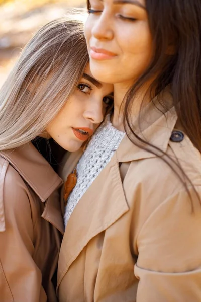 Két Gyönyörű Női Barát Együtt Tölti Idejét Két Fiatal Mosolygós — Stock Fotó