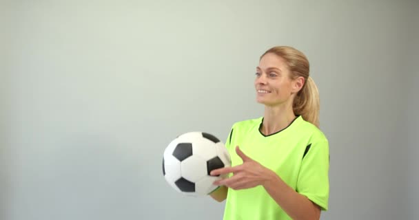 Młoda Kobieta Piłkarz Stojący Piłką Nożną Odosobnionym Tle Koncepcja Piłki — Wideo stockowe