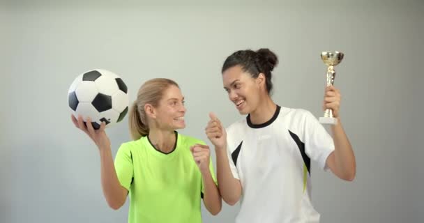 Jugadoras Fútbol Con Fútbol Aislado Sobre Fondo Blanco Concepto Deportes — Vídeos de Stock