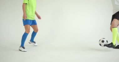 Futbol oynayan bayan futbolcular beyaz arka planda izole edilmiş. Spor, futbol ve hobi konsepti.
