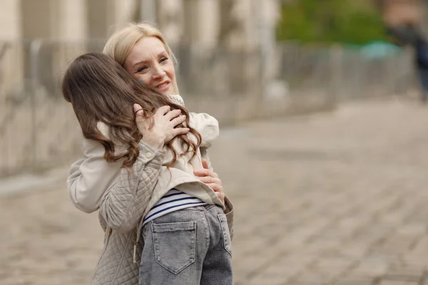 Uma Menina Abraçar Mãe Mulher Pintou Bandeira Ucrânia Cores Azul — Fotografia de Stock