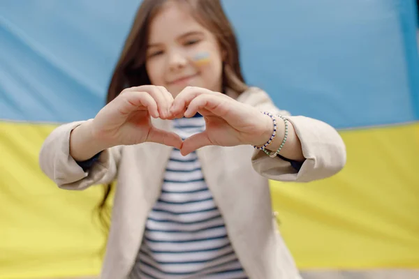 Holčička Ukrajinskou Vlajkou Tváři Stojící Před Velkou Vlajkou Ukrajiny Mladá — Stock fotografie