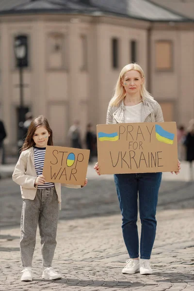 Young Woman Her Daughter Holding Posters Blue Yellow Colors Girls — Stock Photo, Image