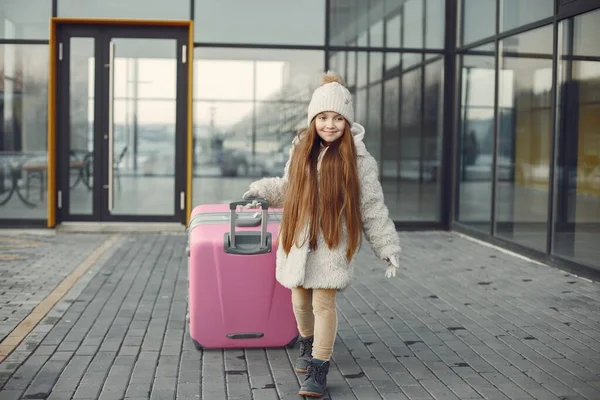 Little Girl Going Vacation Portrait Girl Luggage Going Airport Terminal — Stock Photo, Image