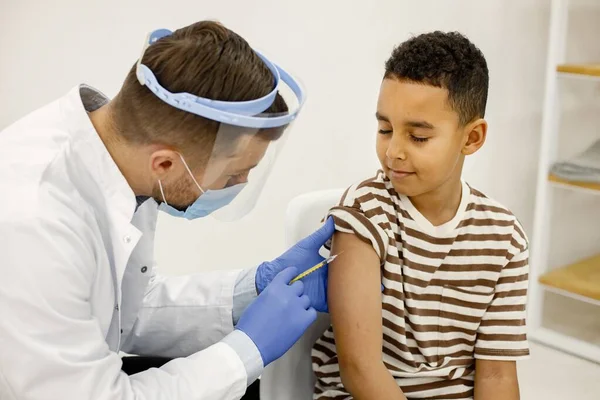 Mannelijke Arts Aan Het Vaccineren Een Man Een Witte Medische — Stockfoto
