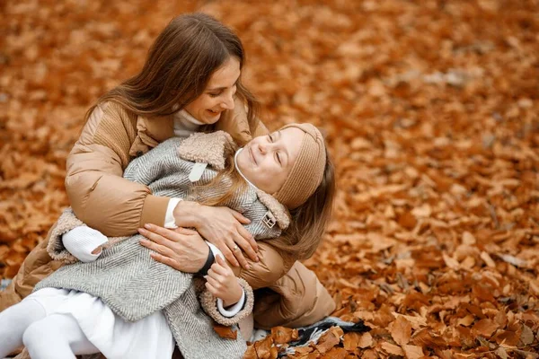 Young Woman Little Girl Autumn Forest Woman Her Daughter Sitting — Stock Photo, Image