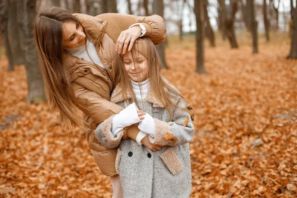 Young Woman Little Girl Autumn Forest Woman Touching Hair Her — Stok fotoğraf