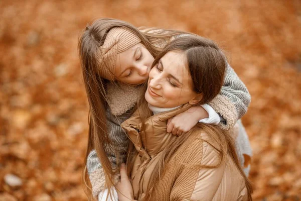 Young Woman Little Girl Autumn Forest Little Girl Kissing Her — Stock Photo, Image
