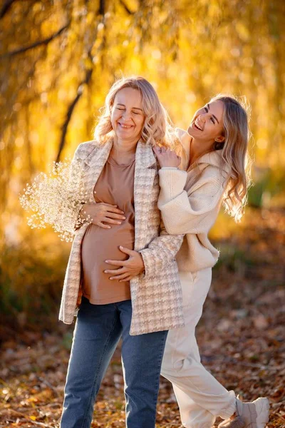 Adult Daughter Hugs Her Pregnant Mom Sunny Autumn Day Nature — Fotografie, imagine de stoc