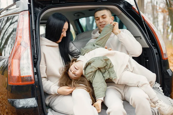 Aile Güz Parkında Gün Gün Dinleniyor Baba Anne Kızları Arabanın — Stok fotoğraf