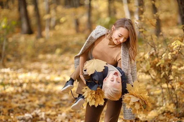 Młoda Kobieta Mały Chłopiec Jesiennym Lesie Kobieta Trzymająca Syna Rękach — Zdjęcie stockowe