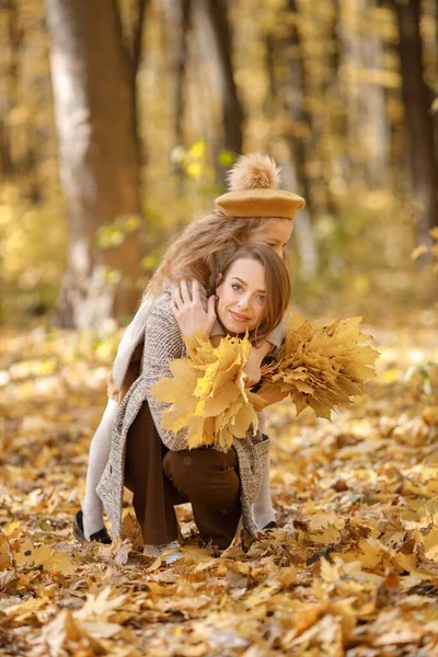 Młoda Kobieta Dziewczynka Jesiennym Lesie Kobieta Przytulająca Córkę Dziewczyna Ubraniu — Zdjęcie stockowe