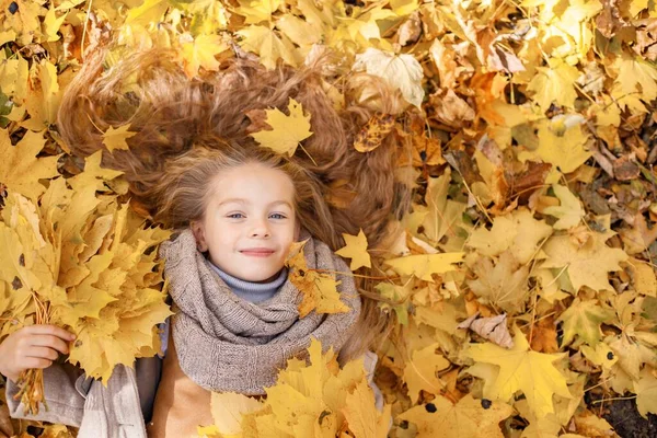 Dziewczynka Modzie Ubrania Jesiennym Lesie Dziewczyna Leżąca Żółtych Liściach Dziewczyna — Zdjęcie stockowe