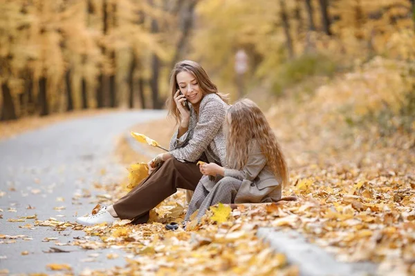 Młoda Kobieta Dziewczynka Jesiennym Lesie Kobieta Siedząca Obok Córki Która — Zdjęcie stockowe