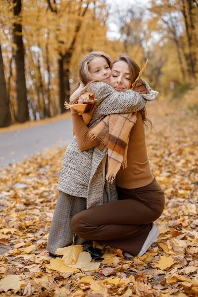 Jovem Mulher Menina Floresta Outono Uma Mulher Abraçar Filha Menina — Fotografia de Stock