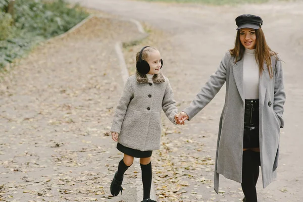 时髦的母亲和女儿 人们走在外面 穿着灰色外套的女人 — 图库照片