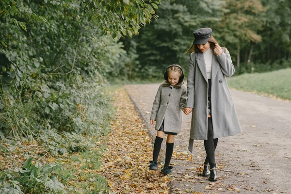 Madre Moda Con Hija Gente Camina Afuera Mujer Con Abrigo —  Fotos de Stock