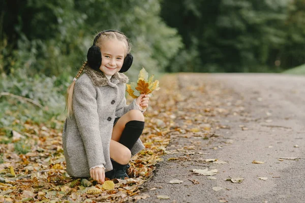 Παιδί Φθινοπωρινό Πάρκο Ένα Παιδί Γκρι Παλτό — Φωτογραφία Αρχείου