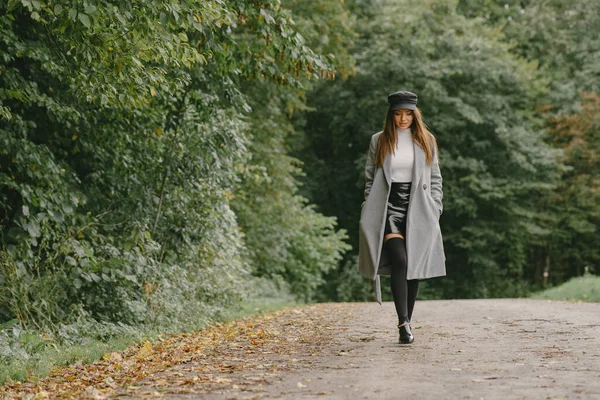 Kız Yürüyor Gri Ceketli Kadın Siyah Şapkalı Esmer — Stok fotoğraf
